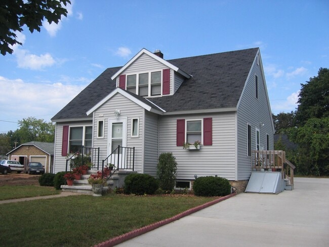 Building Photo - 2432 Prais St