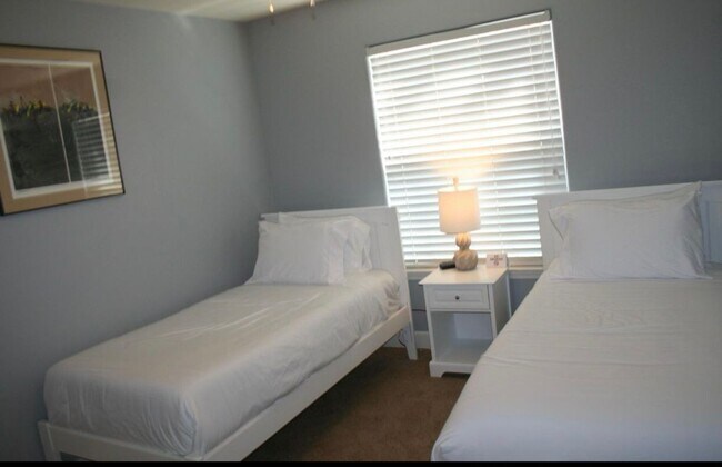 Building Photo - Beautiful 4 Bedroom 3 Bathroom House Atasc...