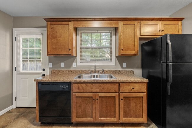 Building Photo - Pet Friendly Two Bedroom!