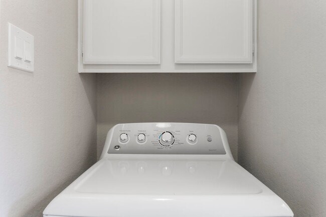 Building Photo - 2216 Silverleaf Ln