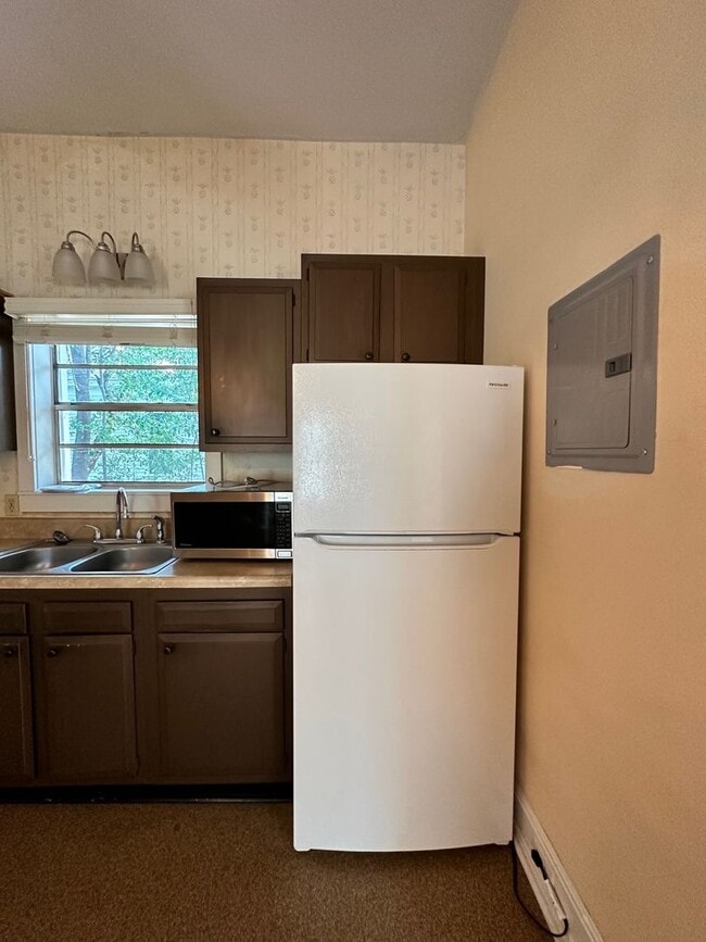 Building Photo - Downtown Fernandina Beach! Sunny 2 Story!