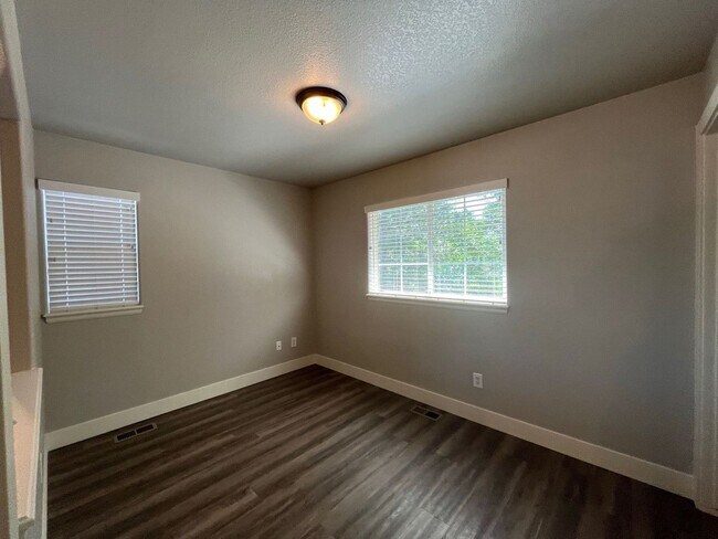 Building Photo - Incredible condo with 2 car garage