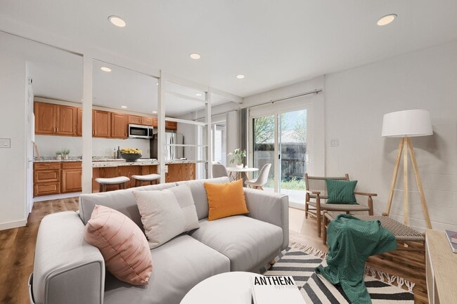 Building Photo - Move in ready unit on Fairway!