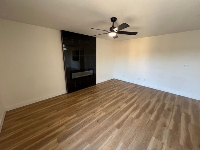 Building Photo - 1534 Hialeah Dr