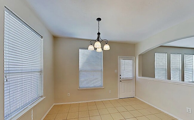 Building Photo - MOVE IN READY