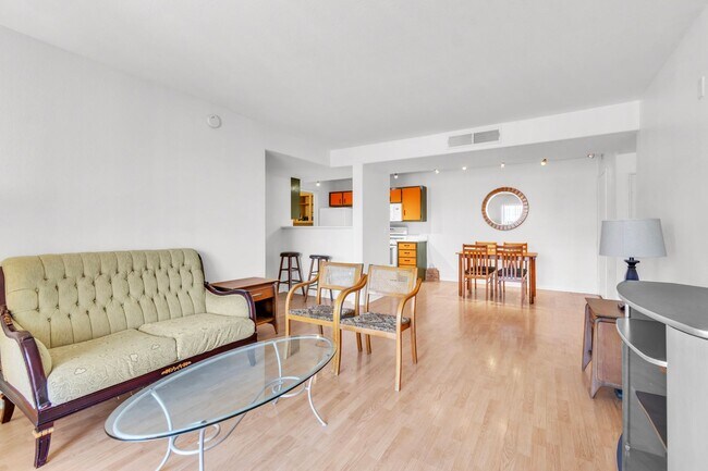 Building Photo - 2 Bedroom/2 Bathroom Condo in Quiet Gated Community- Centrally Located!!