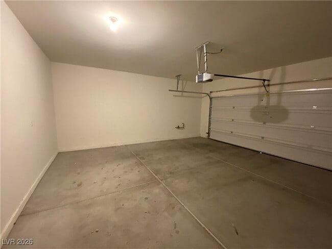 Building Photo - 8033 Ancient Oaks Ave