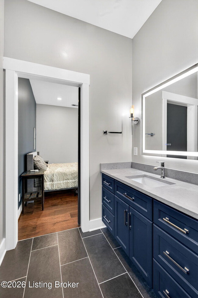 Building Photo - 914 Ash St