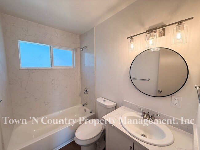 Building Photo - 818-820 University Ave.