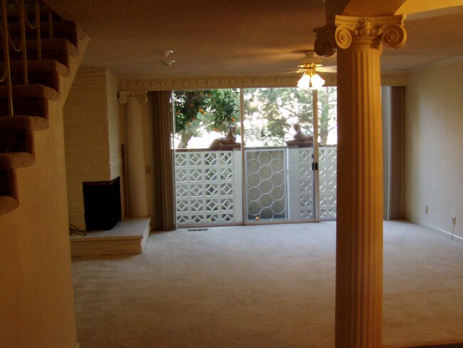 Building Photo - 6016 S Land Park Dr