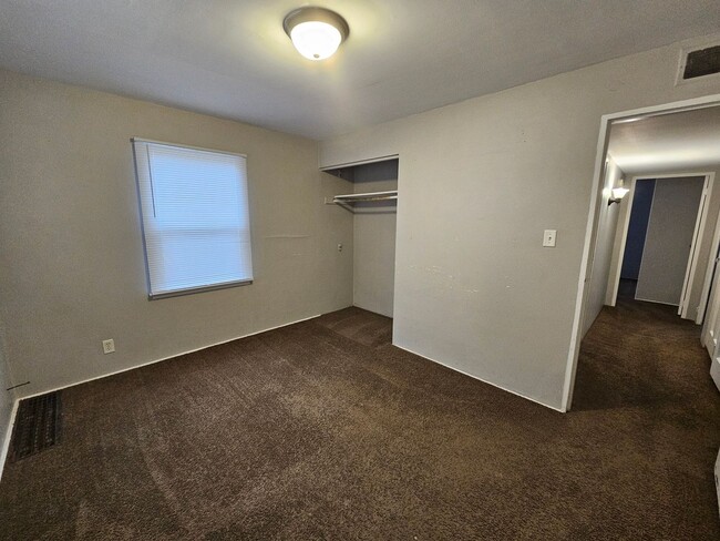 Building Photo - 3 bed, 1 bath, South Bend