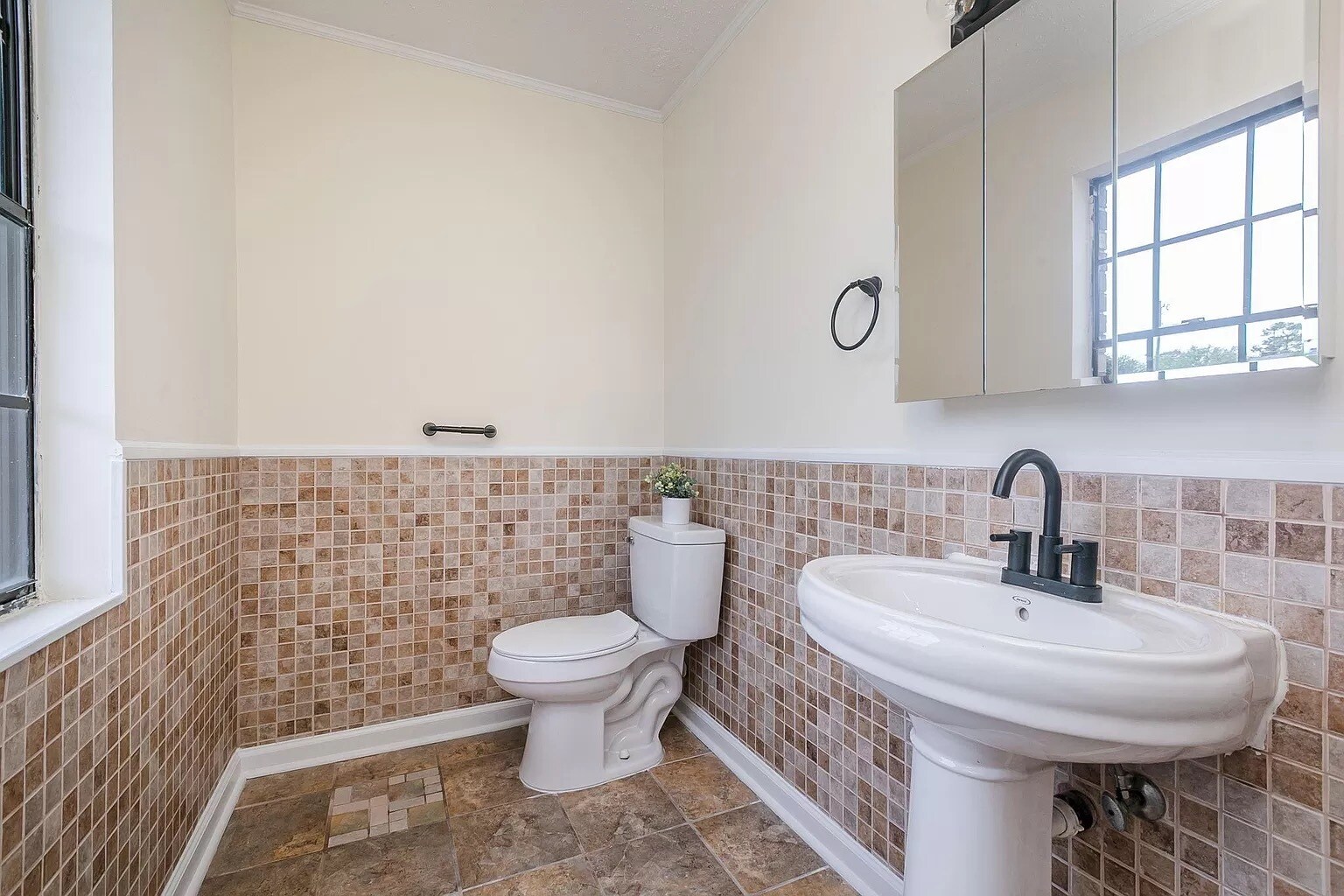 Building Photo - 2926 Arrowhead Dr