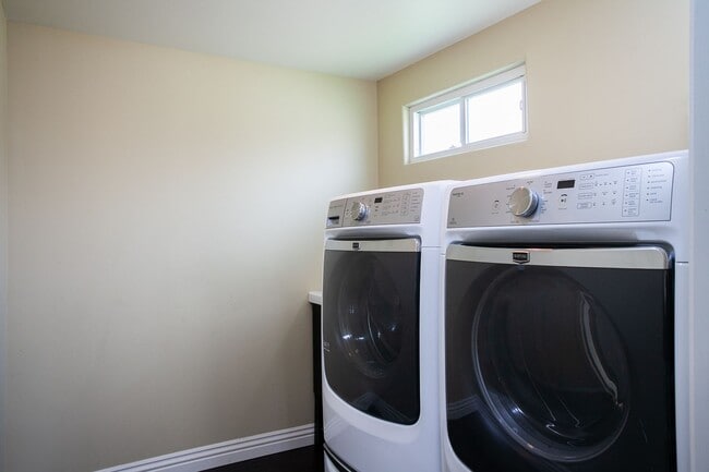 Building Photo - AVAILABLE NOW: Beautifully Remodeled Historic Victorian – 3 Bed / 3 Bath