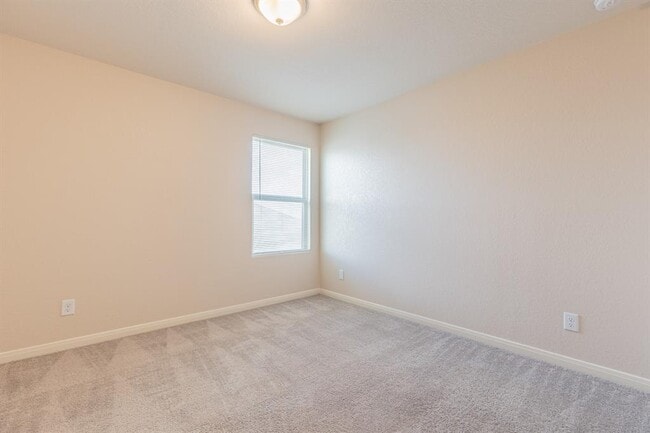 Building Photo - 746 Farmers Dell