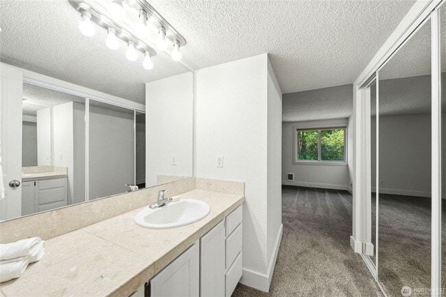 Building Photo - 4641 W Lake Sammamish Pkwy SE