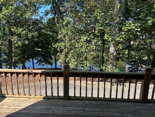 Building Photo - 3503 Lakeside Ct