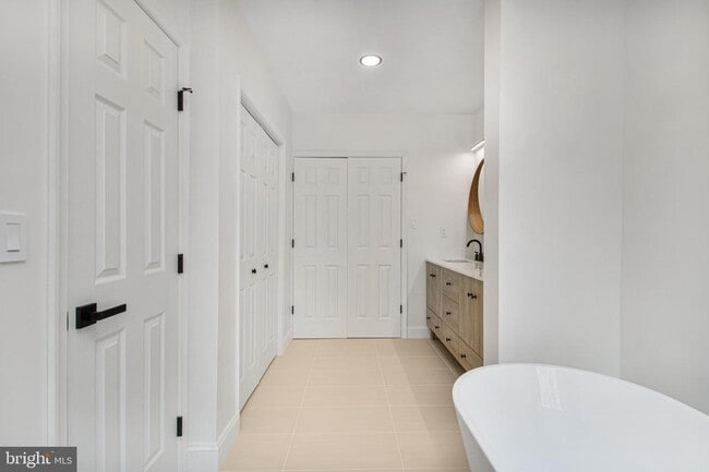 Building Photo - 8009 Poplar Hill Dr