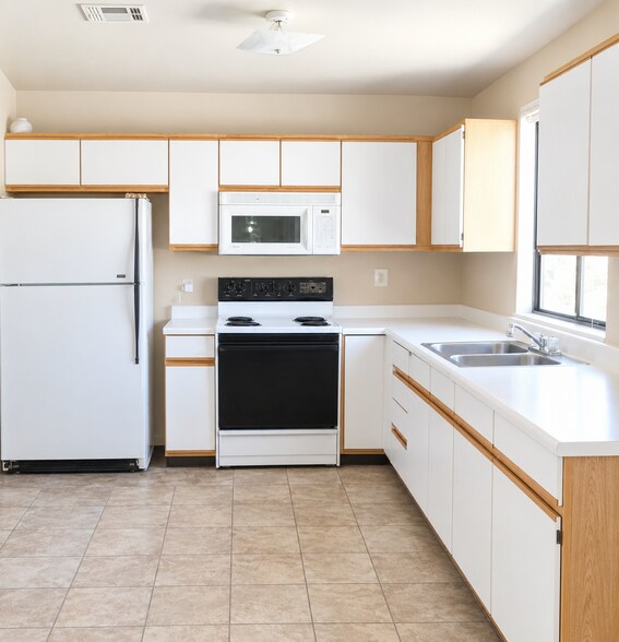 Building Photo - 437 N River Ln