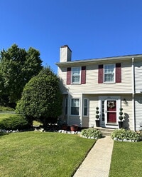 Building Photo - Lovely End Unit Townhome in Avondale Run!