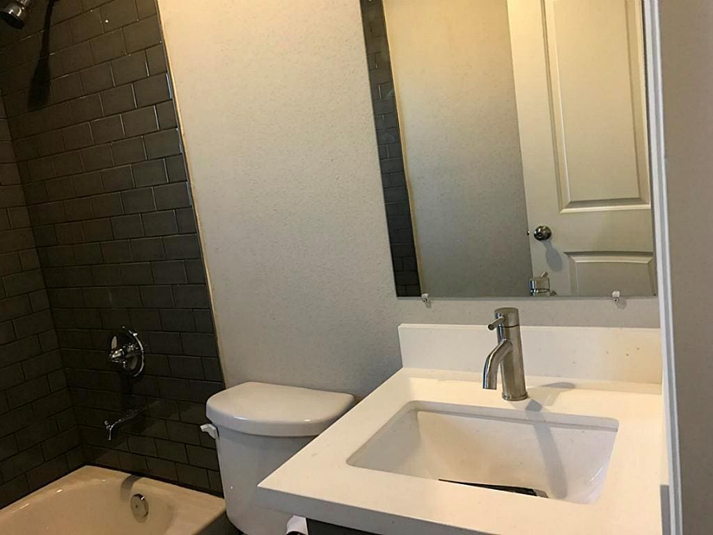 Building Photo - 5005 Tierwester st