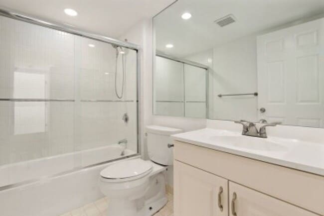 Building Photo - NEWTON 2 bed 2 bath - 9/1
