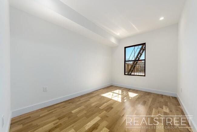 Building Photo - Stunning 3 bed 2 Bath Brownstone Floor Thr...