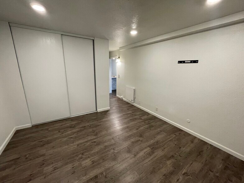 Building Photo - 4041 Oakcrest Dr