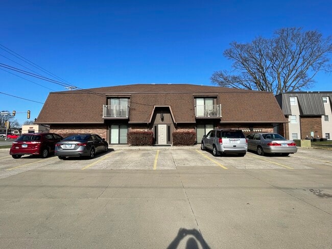 521 Charleston Parking - 521 Charleston Ave