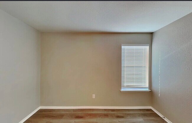 Building Photo - MOVE IN READY