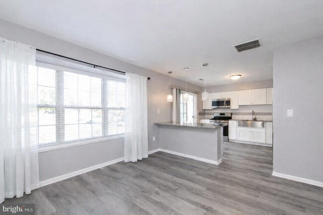 Building Photo - 304 Coventry Way