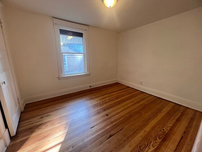 Building Photo - 845 Capen St NE