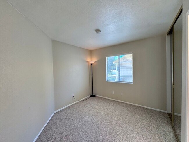 Building Photo - Spacious 4 Bedroom Home with Expansive Bac...