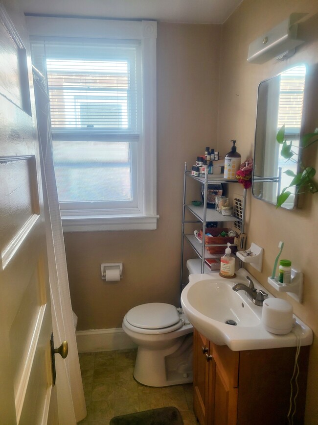 BR with tub/shower - 415 Leedom Street