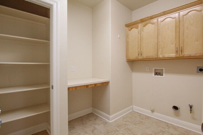 Building Photo - Spacious Home Near Mountain View School with a 3 Car Garage