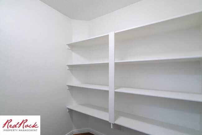 Building Photo - 3 Bedroom Townhome Near Freeway & Shopping