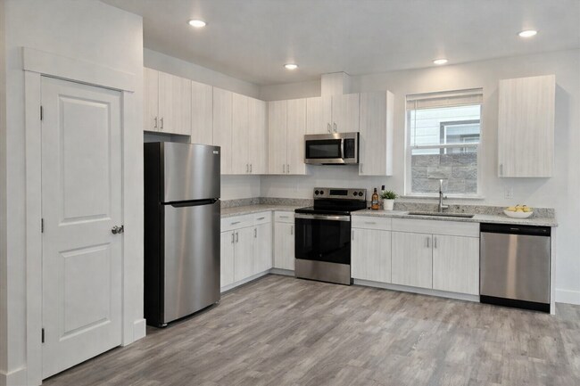 Building Photo - Brand-New Luxury |Townhomes Desirable Southridge Area!