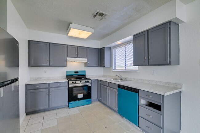 Building Photo - 6987 Mendon Ln