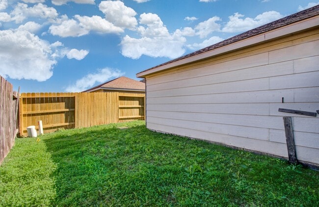 Building Photo - 16830 Mammoth Springs Dr