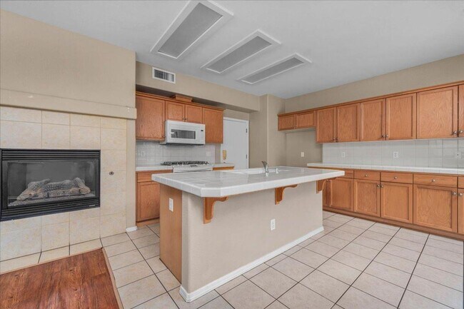 Building Photo - Spacious 4 Bedroom Home in North Clovis Gated Community