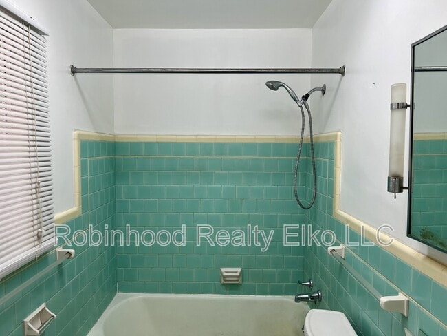 Building Photo - 345 Maple St