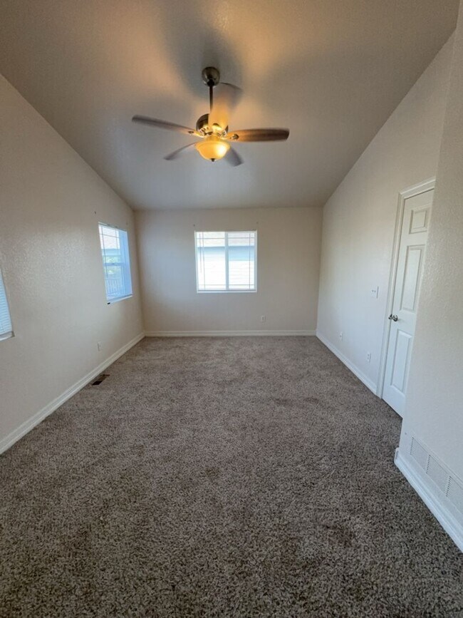 Building Photo - Spacious 3 Bed, 2.5 Bath Home with Oversiz...