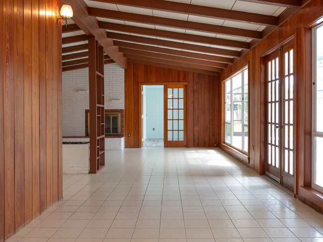 Building Photo - Spacious 5-Bed, 4-Bath Sarasota Home with ...
