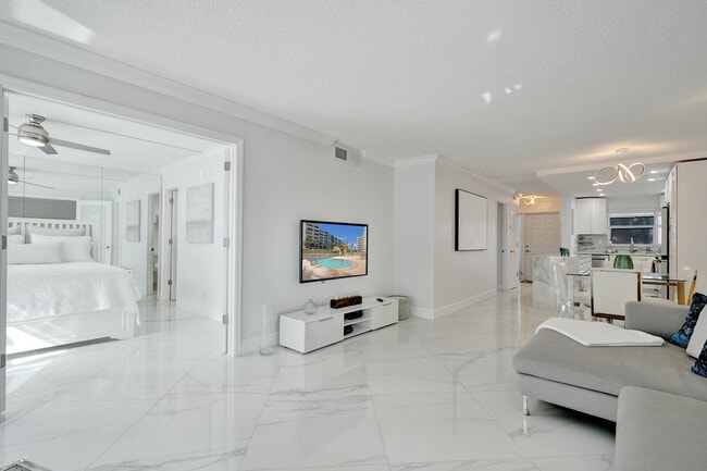 Building Photo - 1169 Hillsboro Mile