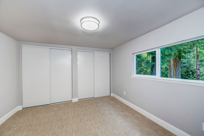 Building Photo - Shoreline Rambler 3 Bed 1 Bath plus bonus ...