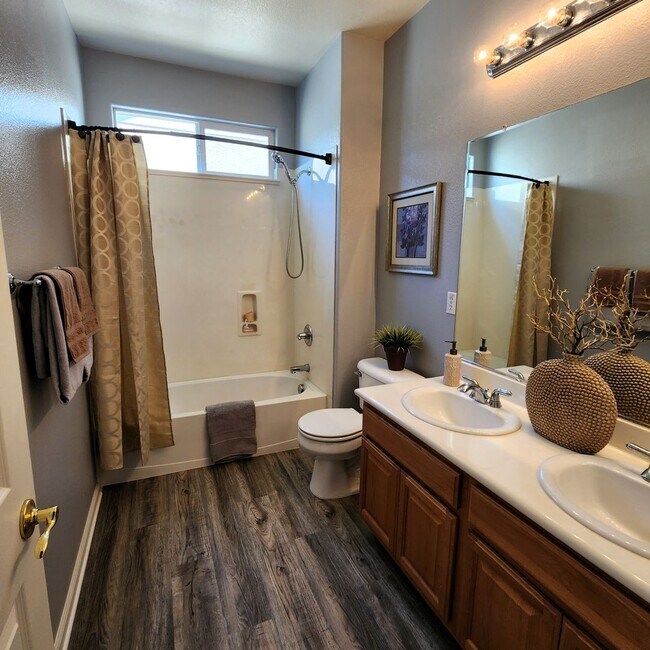 Building Photo - 4 bed 2.5 bath Single Family Home