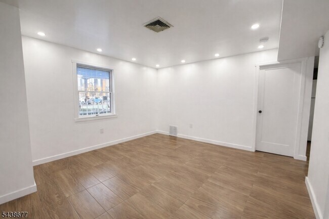 Building Photo - 87 Merseles St