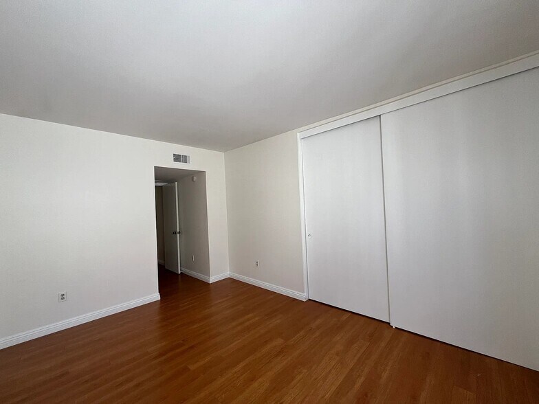 Building Photo - 598 W Huntington Dr