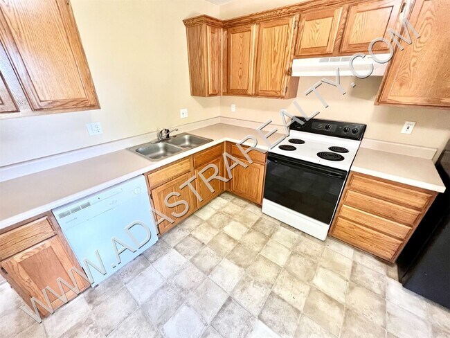 Building Photo - Spacious Gardner Duplex-Available in NOVEM...