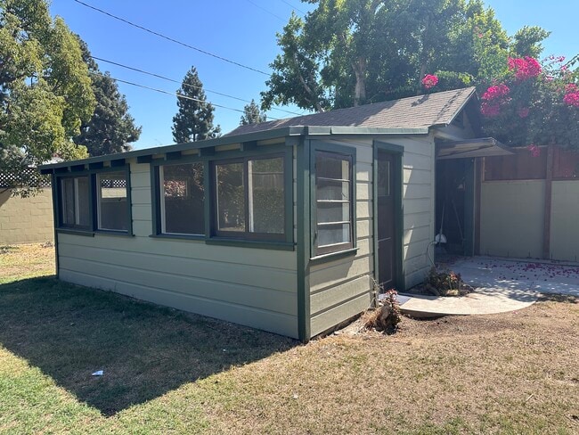 Building Photo - 930 N Fairview St