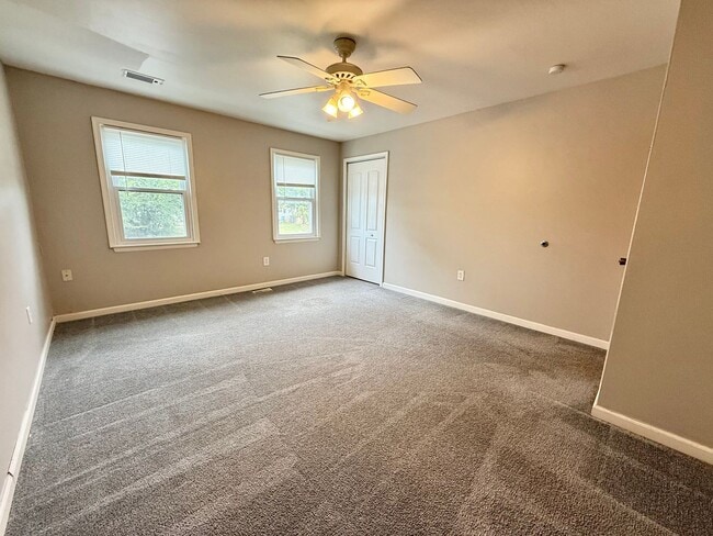 Building Photo - Three bedroom townhouse in beautiful Whitp...